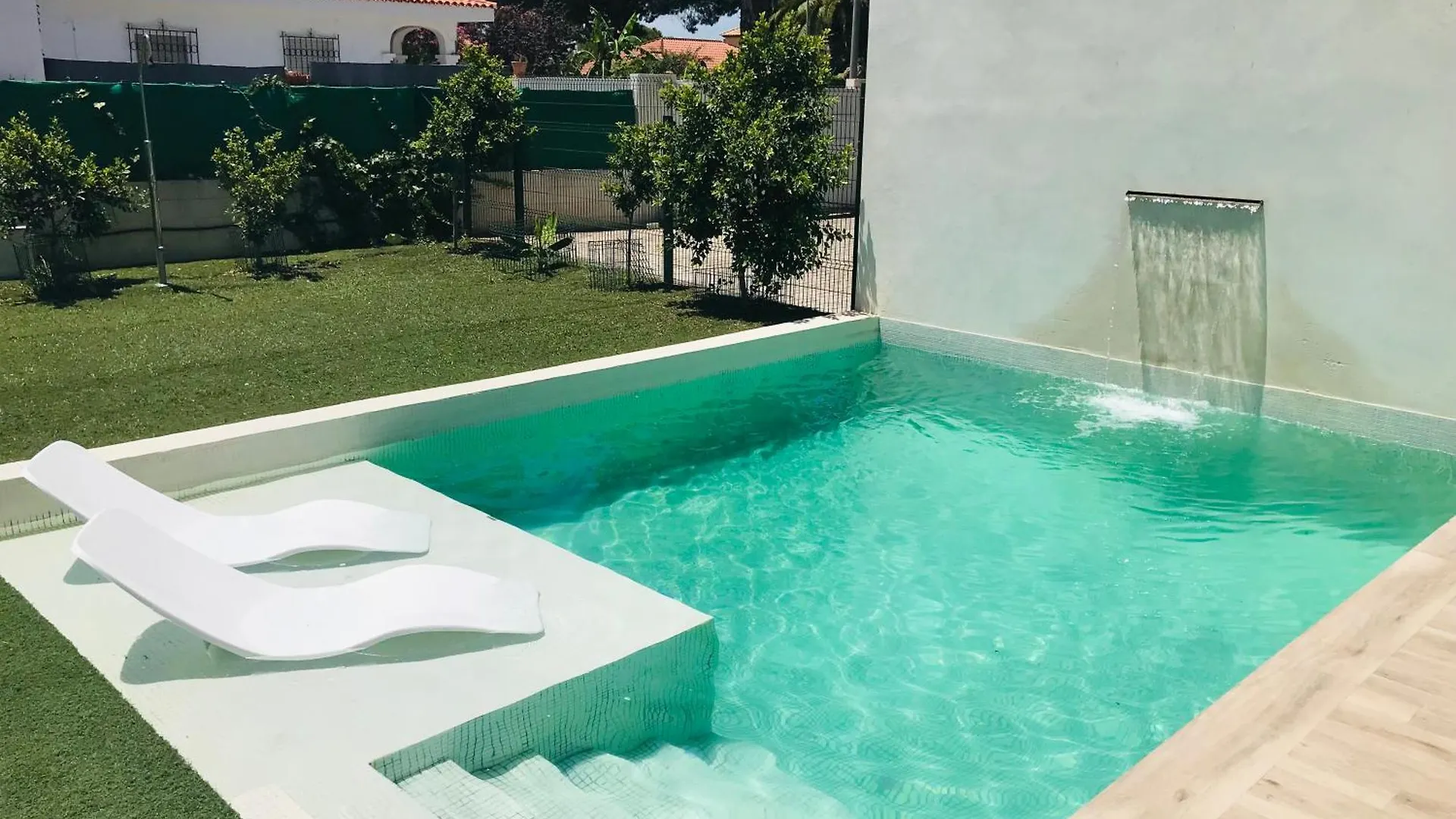 Chalet blanco con piscina privada Isla Cristina